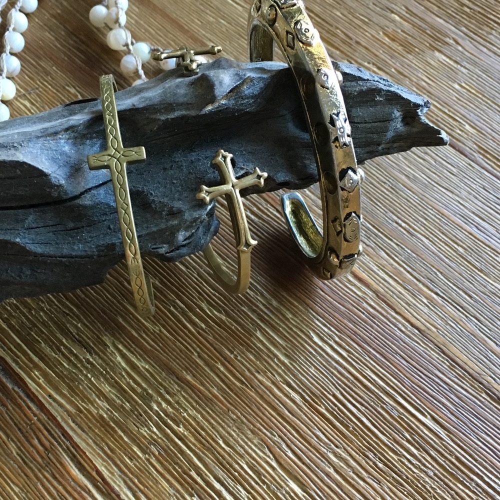Assorted gold and brass colored jewelry  O/S